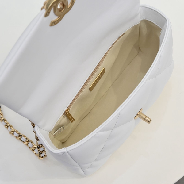 シャネルバッグ着用イメージ